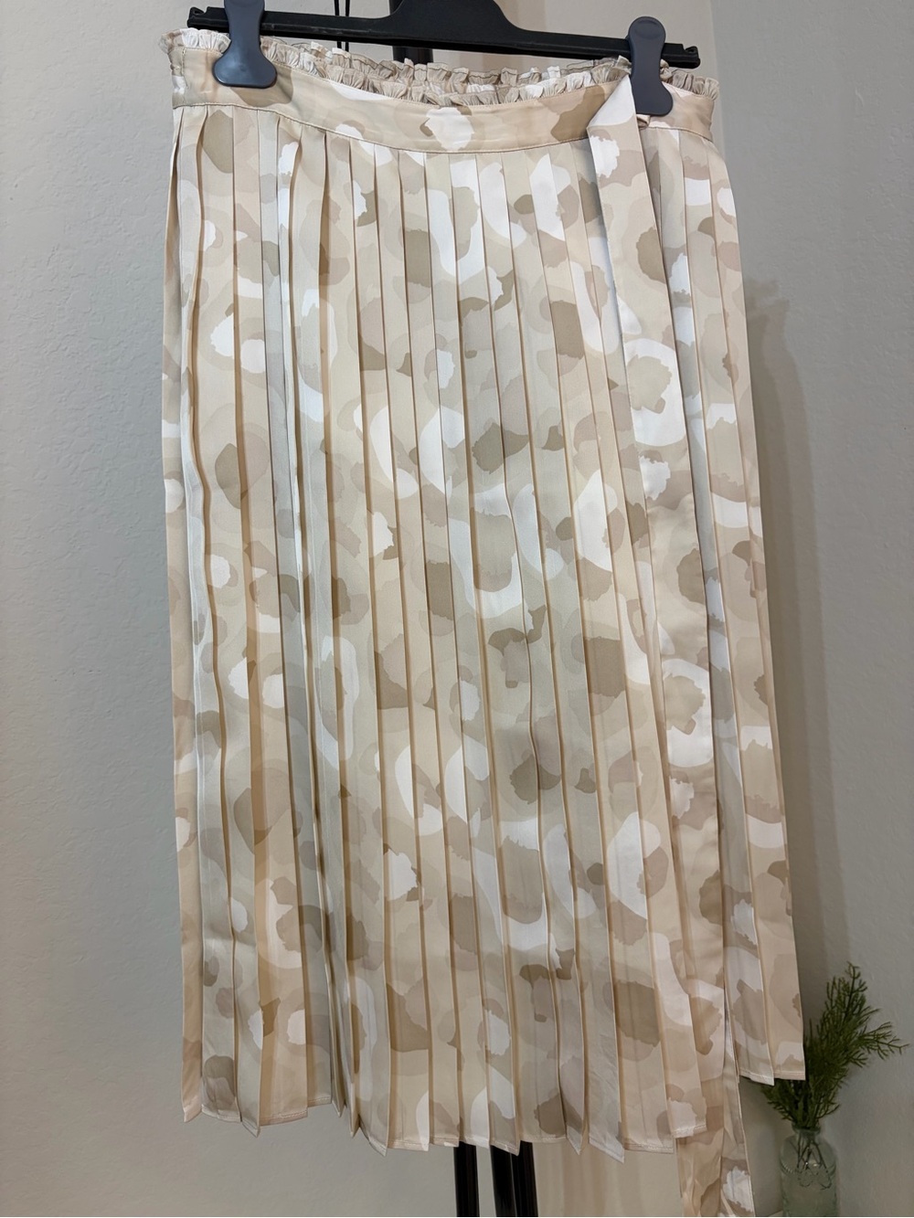 Emily McCarthy - Pleated Beige Print Midi Skirt